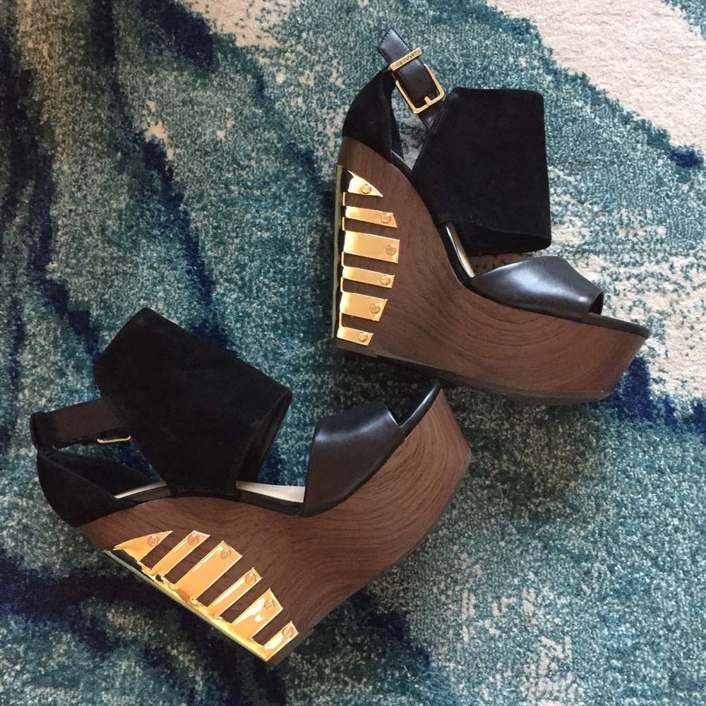 Gianni Bini: Black Suede Platform Wedges- Size 9